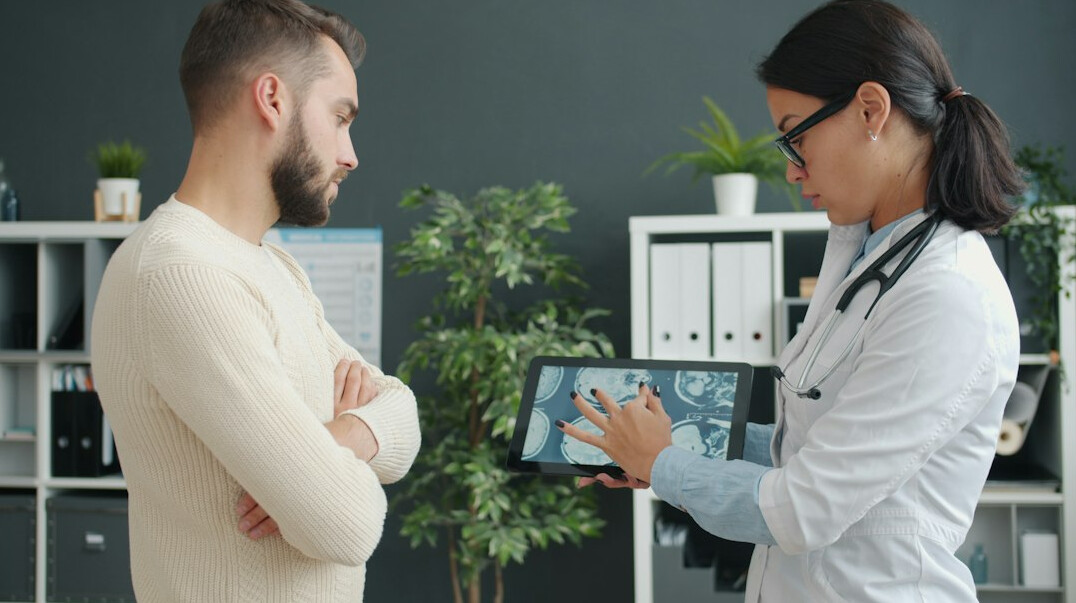 doctor using ai for diagnosis