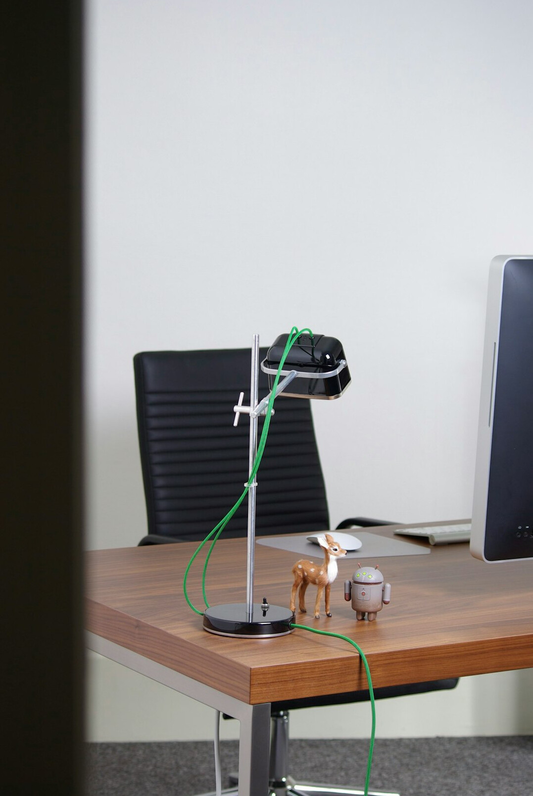 ai robot helping in office